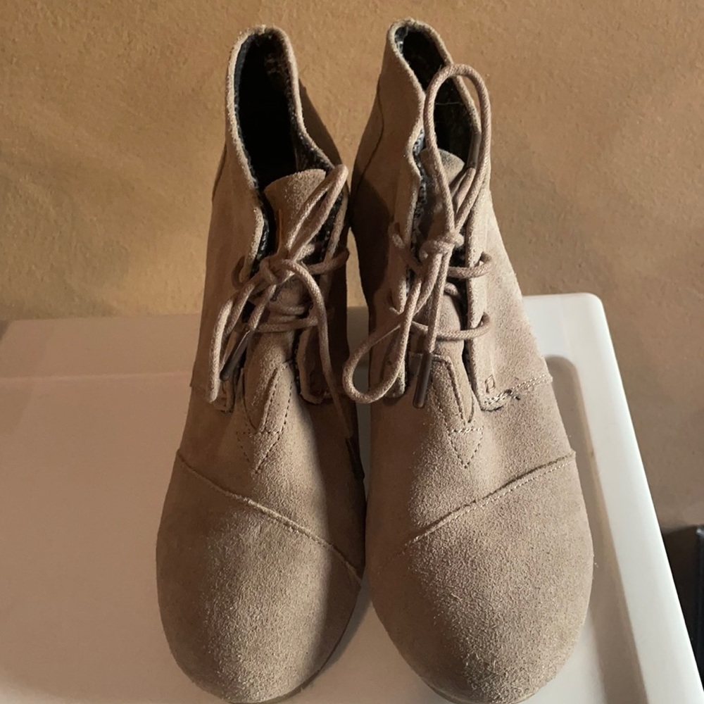 Tan slightly worn Tom’s wedges